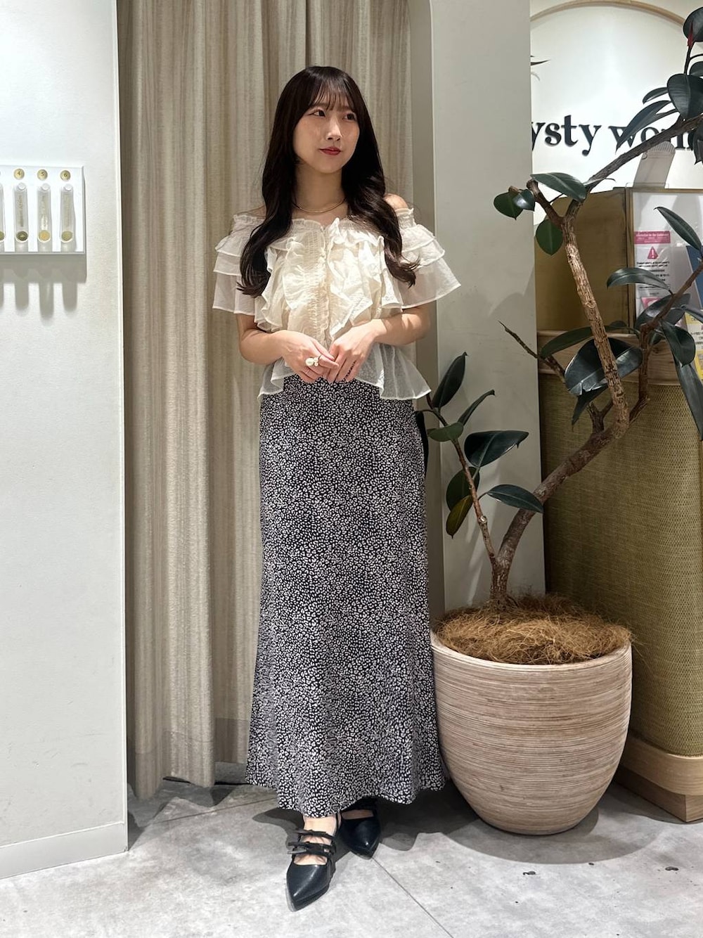 「フェミニン、着痩せ・細見え、きれいめ、mysty woman、骨格ウェーブ、モテ」｜「mysty womanのシアー2WAYフリルブラウス  491365（シャツ/ブラウス、ホワイト系）」を使った、rinoさん（レディース・156cm）の春コーディネートの1枚目の写真