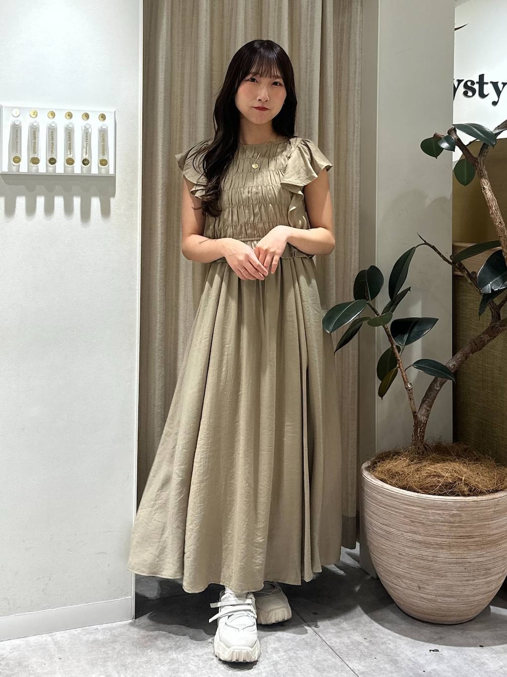 「フェミニン、着痩せ・細見え、きれいめ、ワンピース、mysty woman、骨格ウェーブ、新作、モテ」｜「mysty womanのバレエスニーカー  290156（バレエシューズ、ホワイト系）」を使った、rinoさん（レディース・156cm）の春コーディネートの1枚目の写真