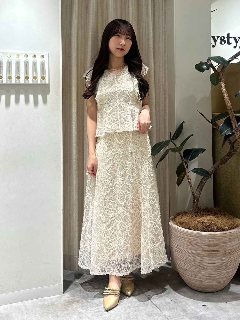 「ワンピース、骨格ウェーブ、フェミニン、着痩せ・細見え、きれいめ、オケージョン、mysty woman、モテ」｜「LOWRYS FARMのステンレスフープチョーカー 127295（チョーカー、ゴールド系）」を使った、rinoさん（レディース・156cm）の春コーディネートの1枚目の写真