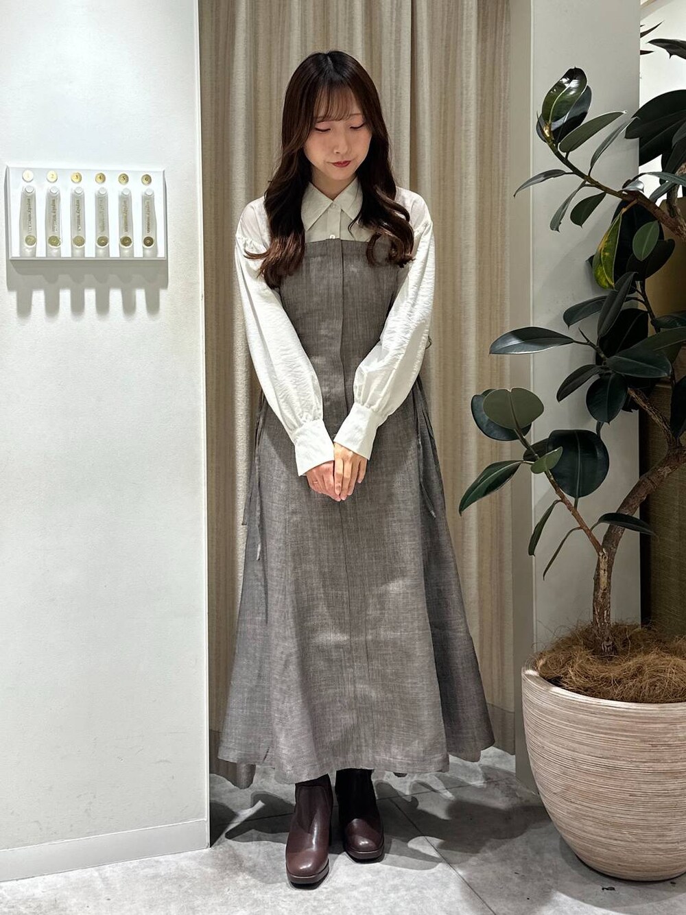 「フェミニン、着痩せ・細見え、きれいめ、ワンピース、ショートブーツ、ブーツ、骨格ウェーブ、mysty woman、秋コーデ、ドットエスティ秋コーデ」｜「mysty womanのニットストームショートブーツ　143358（ブーツ、ブラウン系）」を使った、rinoさん（レディース・156cm）の秋コーディネートの1枚目の写真