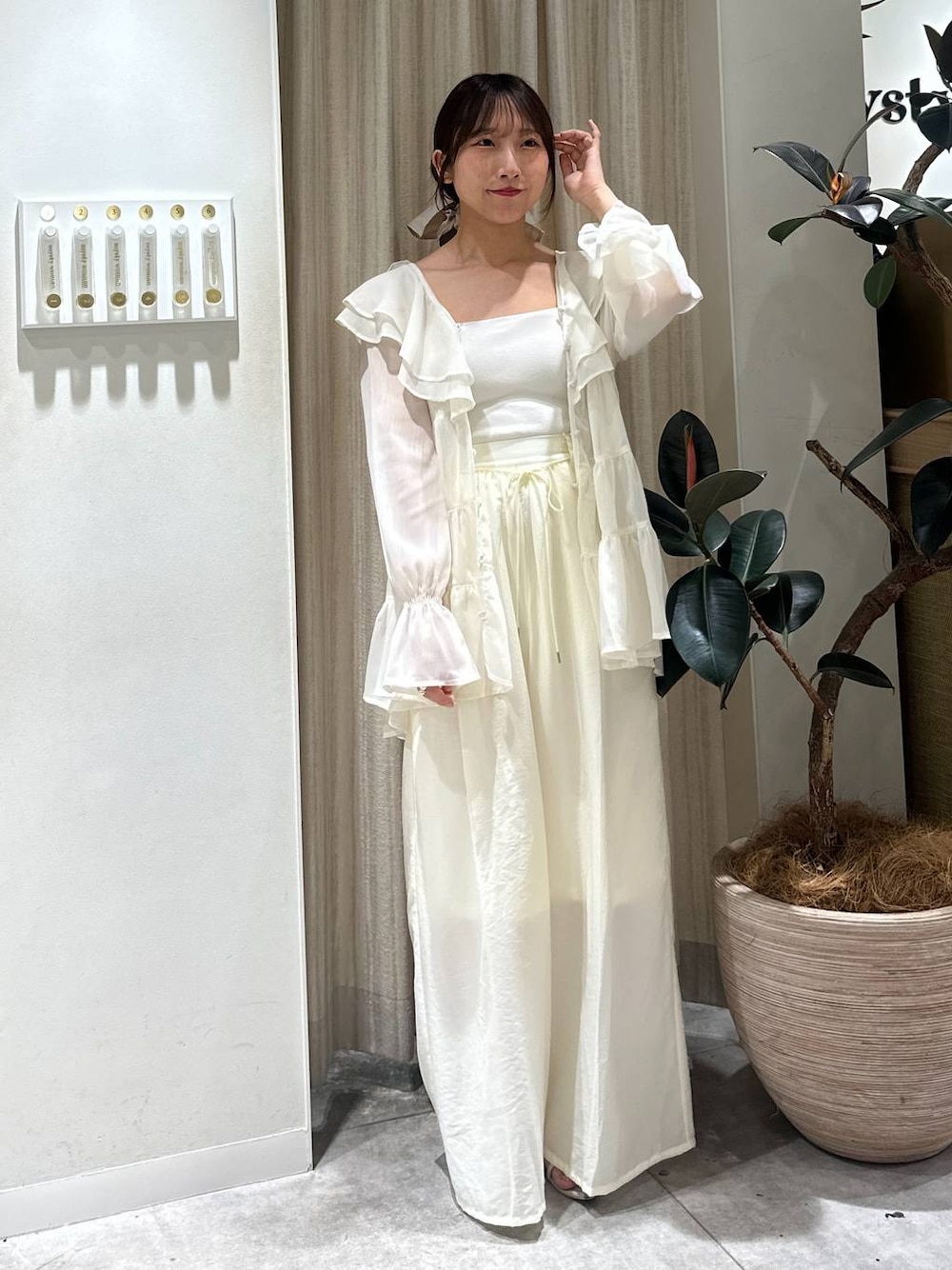 「フェミニン、着痩せ・細見え、きれいめ、mysty woman、骨格ウェーブ、レイヤードスタイル、ブラウス、モテ」｜「mysty womanのあんず企画・モールドカップ付きインナーキャミソール２　497419（キャミソール、ホワイト系）」を使った、rinoさん（レディース・156cm）の夏コーディネートの1枚目の写真