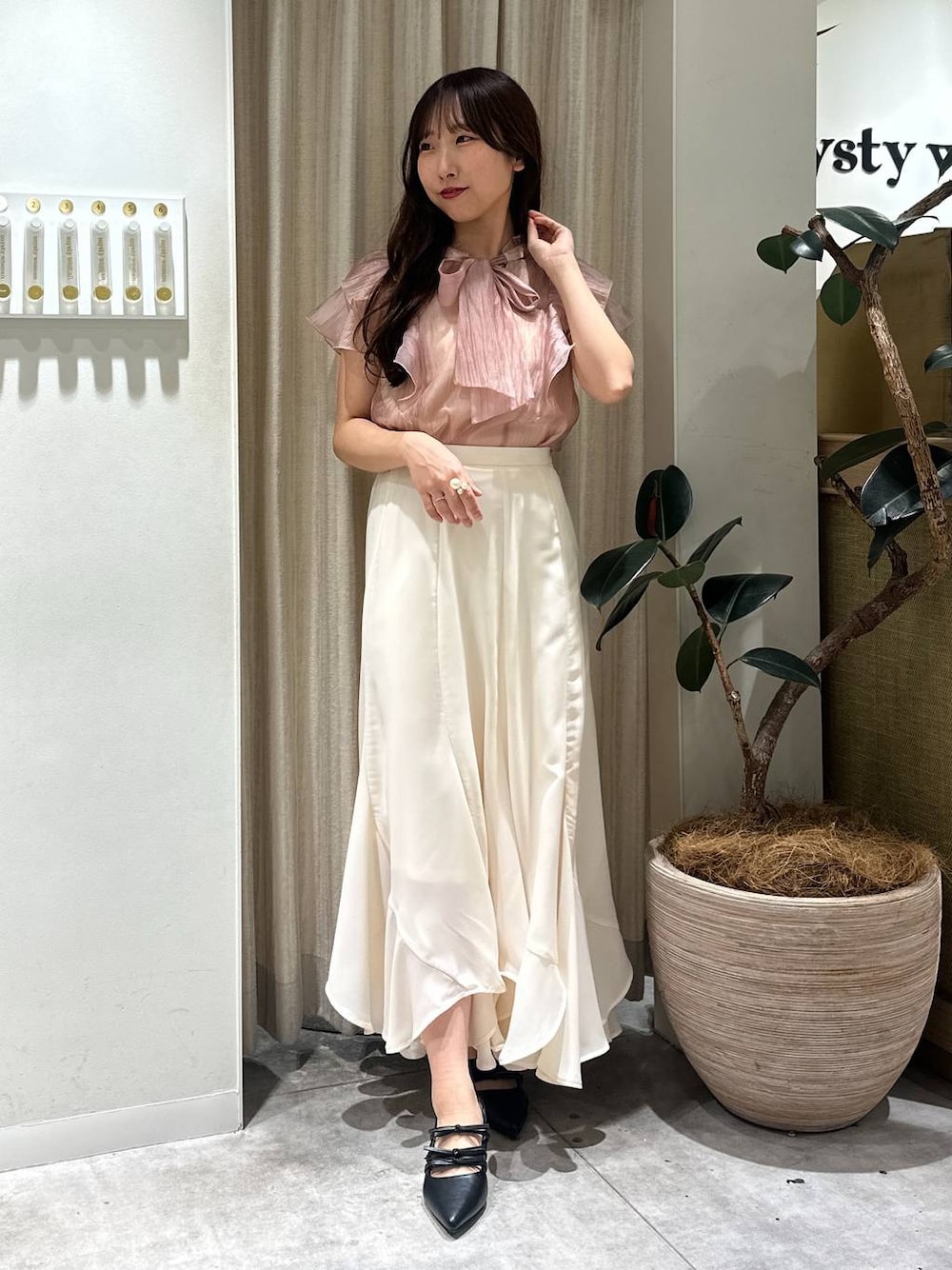 「フェミニン、着痩せ・細見え、きれいめ、ブラウス、スカート、ロングスカート、モテ、骨格ウェーブ、mysty woman」｜「mysty womanのリボンミュール　492310（パンプス、ブラック系）」を使った、rinoさん（レディース・156cm）の春コーディネートの1枚目の写真