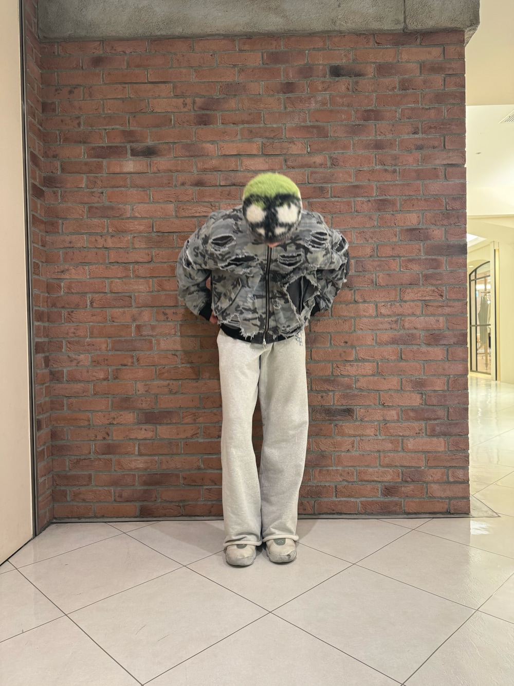 「ジャケット、春色、メンズファッション、カジュアルスタイル、休日コーデ」｜「DANKE SCHONのDankeSchon/ダンケシェーン/LAYER RIPSTOP CAMO&DENIM MA-1（MA-1、グレー系）」を使った、しんさん（メンズ・182cm）の春コーディネートの1枚目の写真