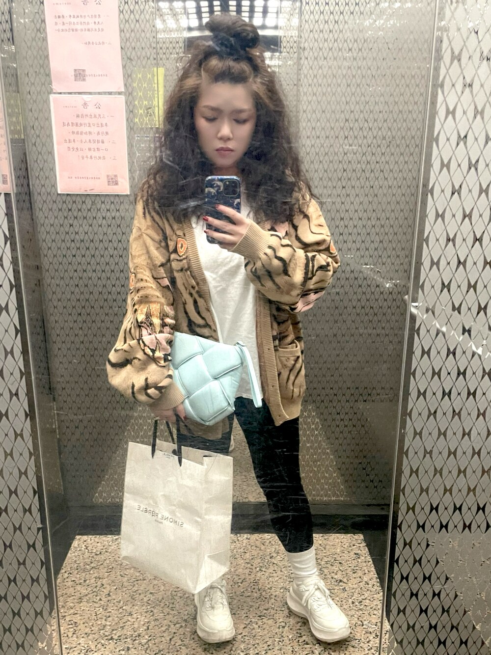 ブルー系のクラッチバッグ、ホワイト系のTシャツ/カットソー、その他のジャケット/アウターを着用したレディースの春コーディネートの1枚目の写真