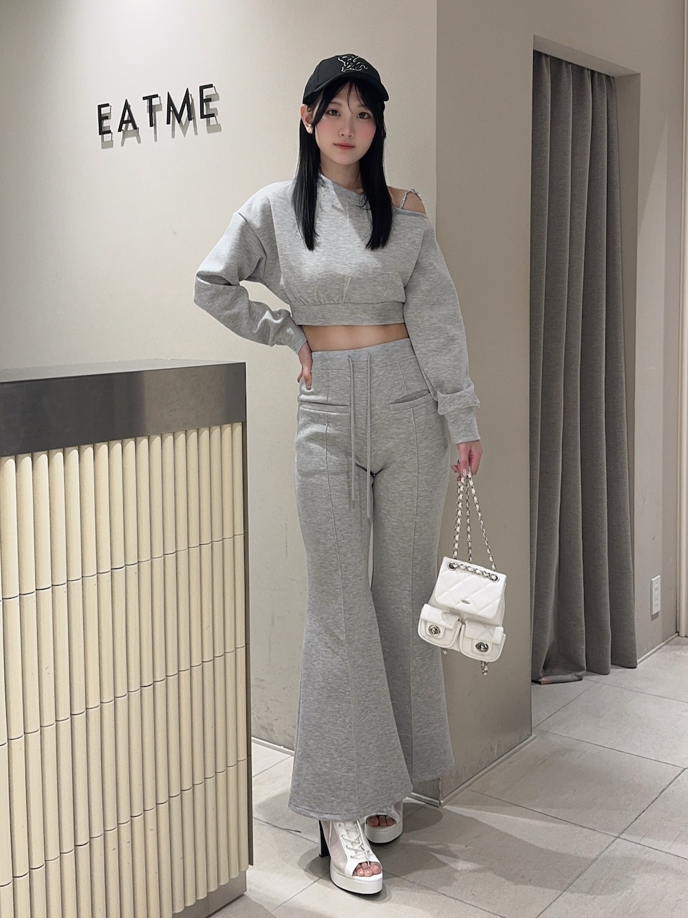 グレー系のその他パンツ、グレー系のスウェット、ホワイト系のブーツを着用したレディースの冬コーディネートの1枚目の写真