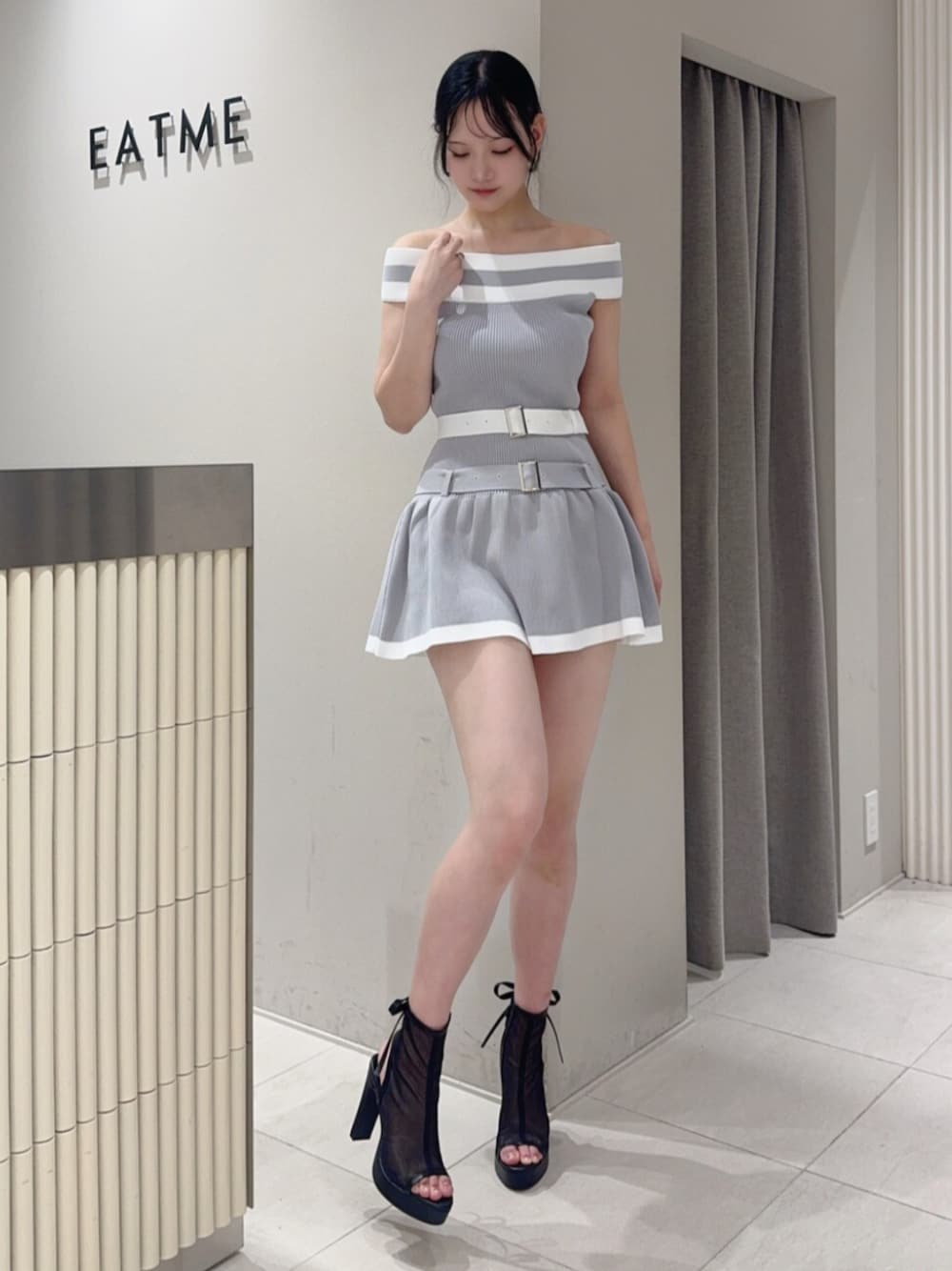 ブラック系のサンダル、グレー系のワンピース、ブラック系のバレッタ/ヘアクリップを着用したレディースの秋コーディネートの1枚目の写真