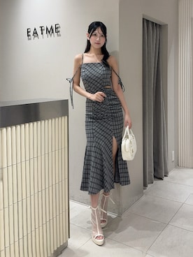 「EATME（イートミー）のディープスリットマーメイドチェックワンピース（ワンピース、グレー系）」を使った、奏さん（レディース・169cm）の夏コーディネート