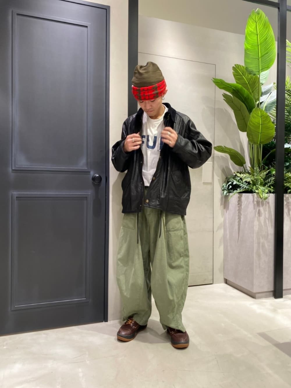 「秋のコーデ、ストリートコーデ、休日スタイル、厚底シューズ、ジャケットスタイル」｜「BEAVERのNeedles/ニードルズ H.D. PANT - FATIGUE（パンツ、ブラック系）」を使った、kotarooooさん（メンズ・170cm）の秋コーディネートの1枚目の写真
