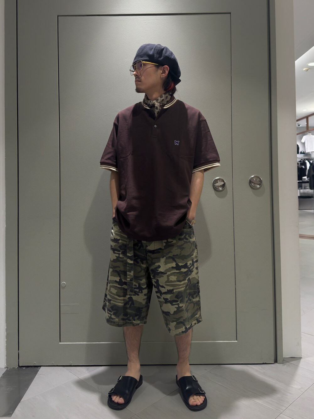 その他のその他パンツ、ブルー系のトップスを着用したメンズの夏コーディネートの1枚目の写真