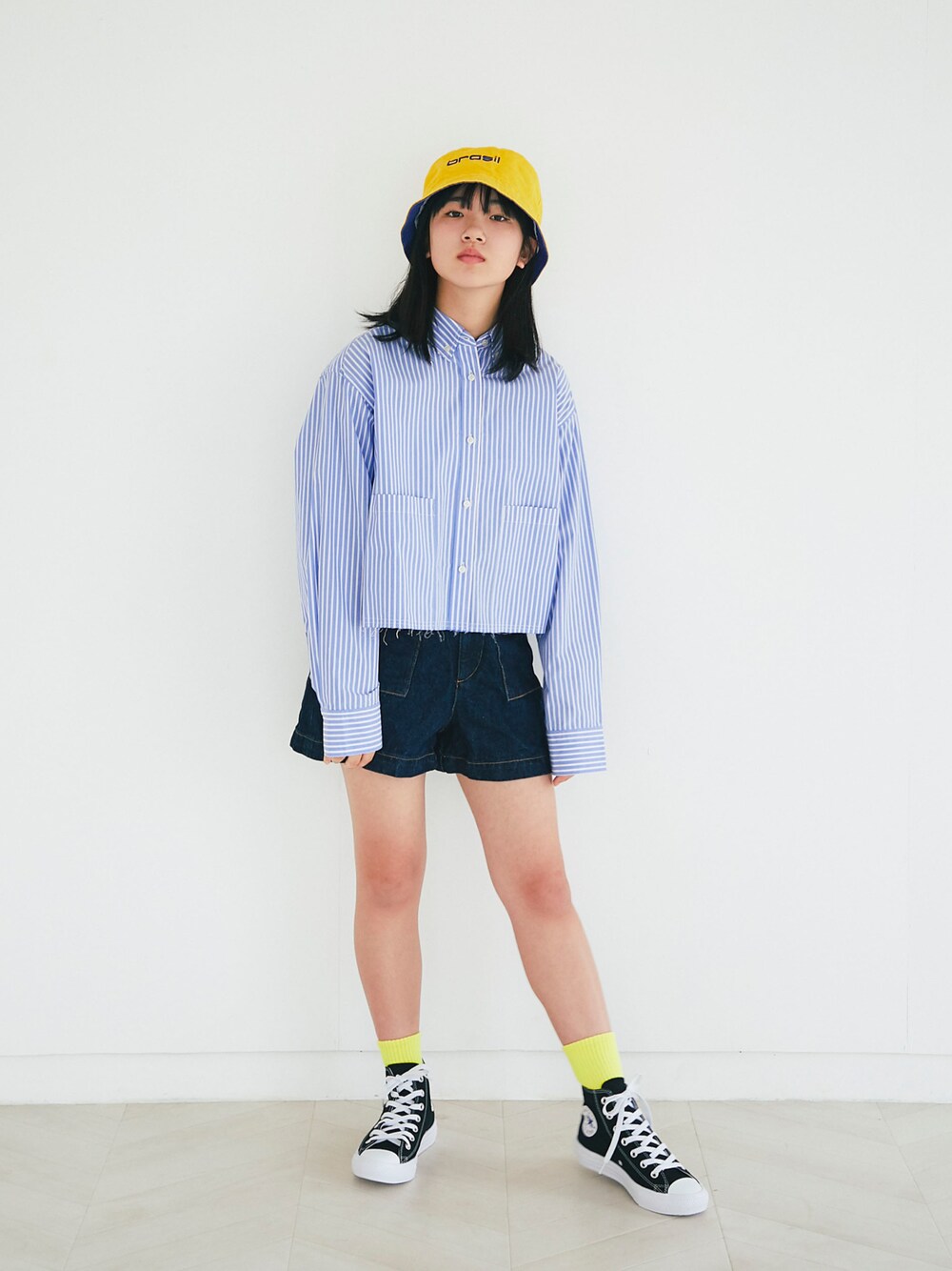 ブルー系のシャツ/ブラウス、ブルー系のデニムパンツ、ブラック系のスニーカーを着用したキッズの春コーディネートの1枚目の写真