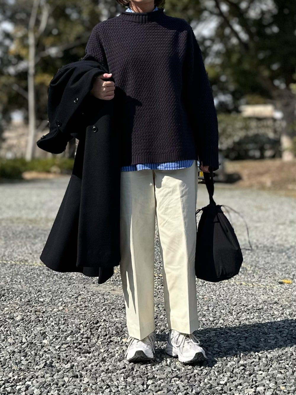 「レイヤードスタイル、ストライプシャツ、白パンツ、ポップコーンニット、シャツ×ニット、春色、大人女子、大人コーデ、春、スニーカー女子、テーパードパンツ、巾着バッグ、白スニーカー、シンプルコーデ」｜「MidiUmiのMidiUmi アントレラックワイドプルオーバー（ニット/セーター、ブルー系）」を使った、osushikkoさん（レディース・154cm）の冬コーディネートの1枚目の写真
