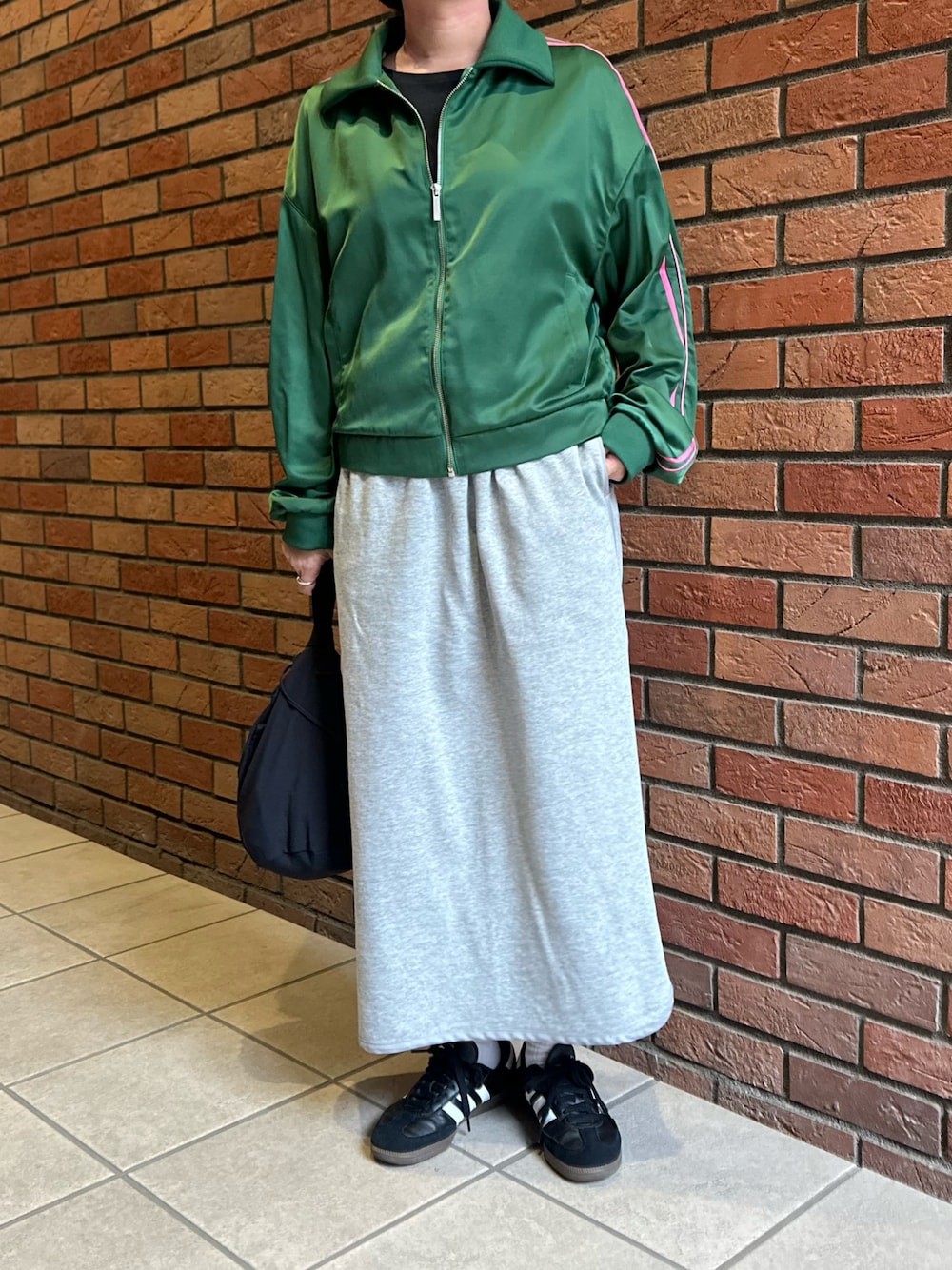 「秋のコーデ、トラックジャケット、緑コーデ、緑、スポーツミックス、スウェットスカート、samba、ゆるコーデ、カラーコーデ、ZARA」｜「ZARAのアイテム（ジャケット/アウター、グリーン系）」を使った、osushikkoさん（レディース・154cm）の秋コーディネートの1枚目の写真