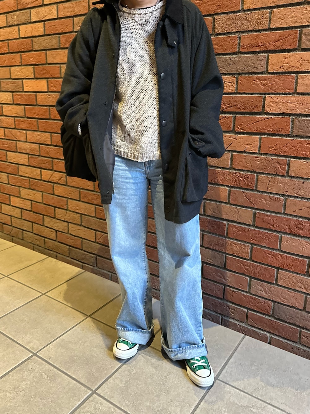 「ohotoro、Levi's、MidiUmi、グリーンコーデ、コンバース オールスター、春ニット、カジュアルスタイル、春服、カバーオールジャケット、ロールアップデニム、スニーカーコーデ、韓国ファッション、ベージュコーデ、カラーコーデ」｜「OHOTOROのアイテム（ニット/セーター、ベージュ系）」を使った、osushikkoさん（レディース・154cm）の春コーディネートの1枚目の写真