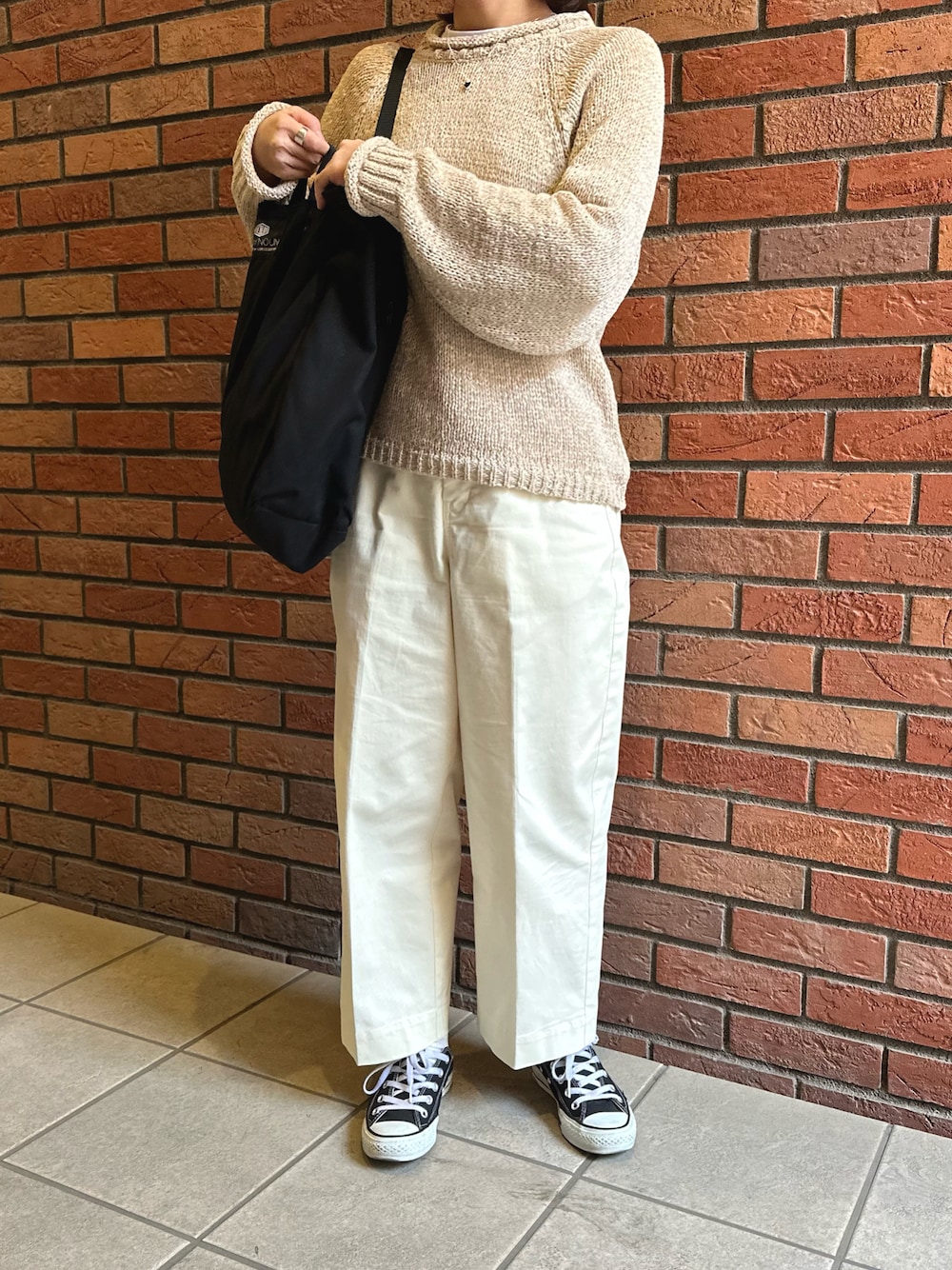「ホワイトパンツ、ベージュ、ホワイト×ベージュ、コンバース、センタープレスパンツ、カジュアル、春服コーデ、春、きれいめカジュアル、オトナ女子、韓国ファッション、最近のいい感じコーデ、淡色コーデ」｜「MidiUmiのアイテム（パンツ、ホワイト系）」を使った、osushikkoさん（レディース・154cm）の春コーディネートの1枚目の写真