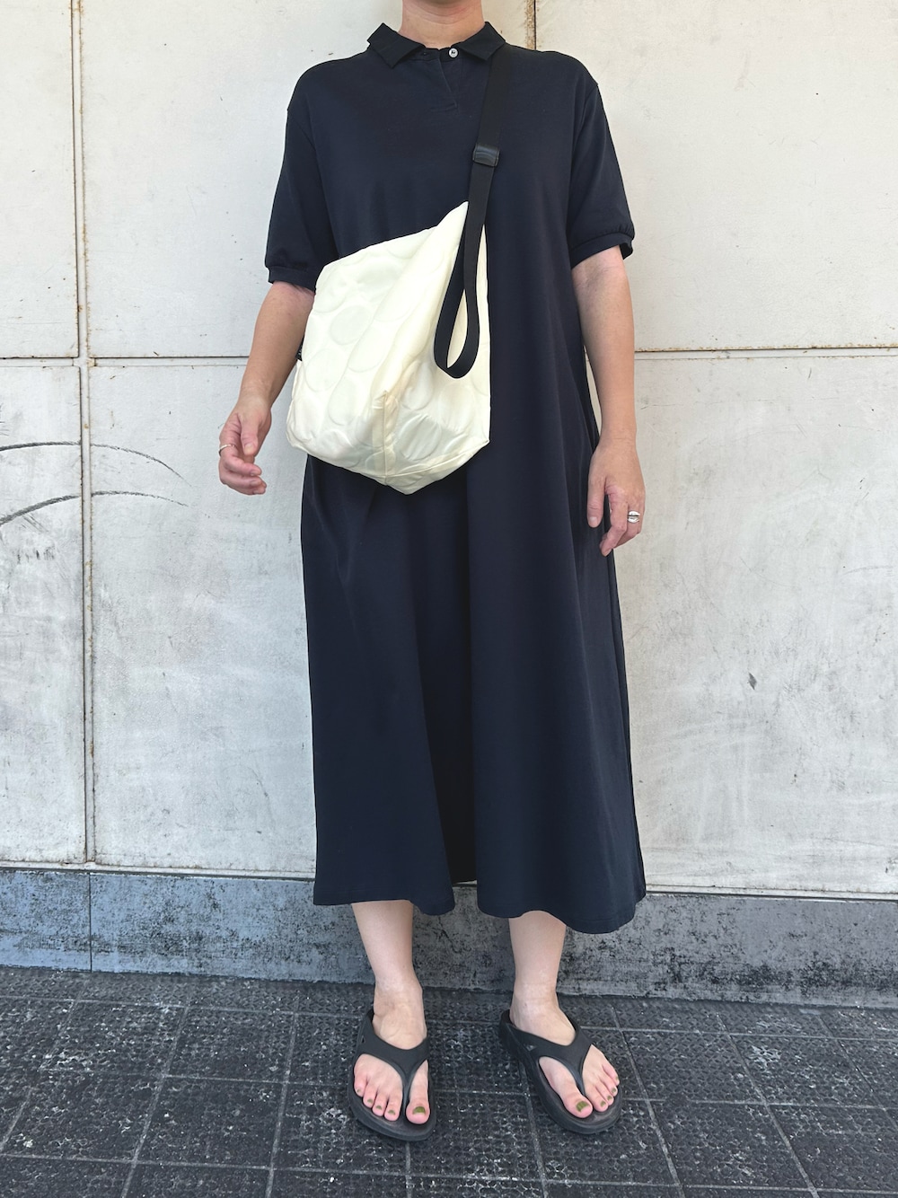 「ポロシャツワンピース、ゆるコーデ、リラックススタイル、シンプルスタイル、ネイビー、oofos、MidiUmi、BAG'n'NOUN、夏、お出かけスタイル」｜「MidiUmiのポロフレアワンピース（ワンピース、ブルー系）」を使った、osushikkoさん（レディース・154cm）の夏コーディネートの1枚目の写真