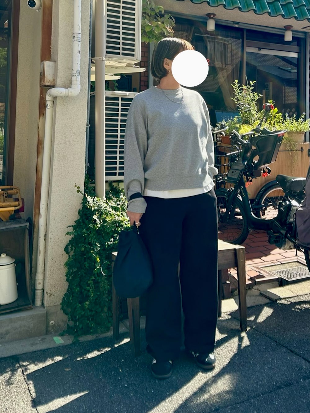 「レイヤードスタイル、スウェット、ゆるコーデ、シンプル、マニッシュ、オトナカジュアル、samba、巾着バッグ、おしゃ見えテクニック、グレー、UNIQLO、UNIQLOコーデ、秋コーデ」｜「UNIQLOのアイテム（スウェット、グレー系）」を使った、osushikkoさん（レディース・154cm）の秋コーディネートの1枚目の写真