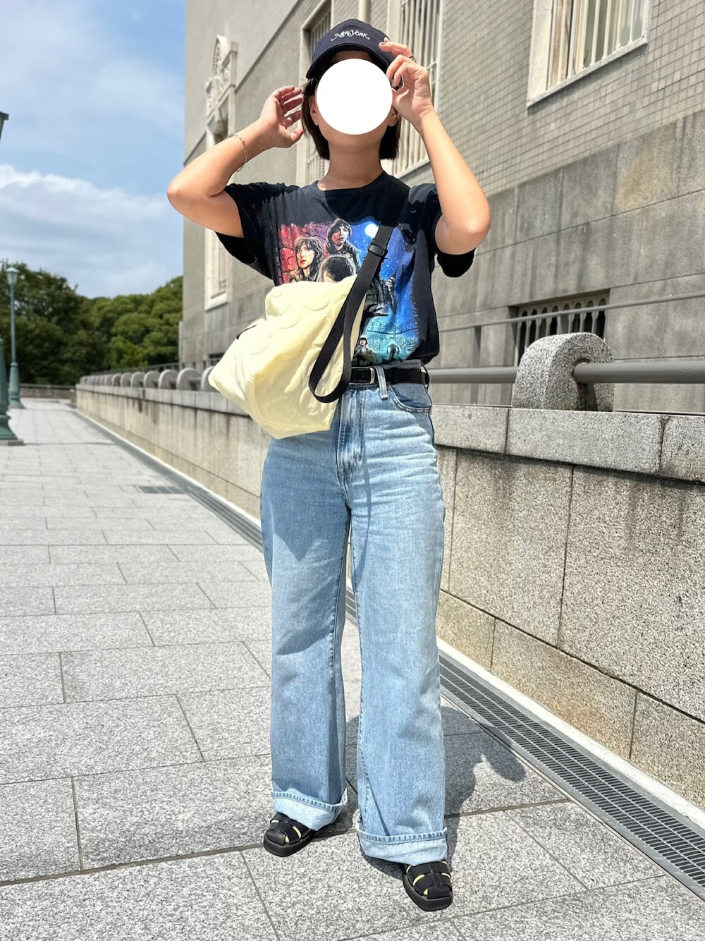 「ストレンジャーシングス、シンプルコーデ、やっぱり帽子が好き、デニム、グルカサンダル、ピクニック、お散歩コーデ、シンプルカジュアル、ラフ、Levi's、キャップ、Tシャツ、黒Tシャツ」｜「古着のアイテム（Tシャツ/カットソー、ブラック系）」を使った、osushikkoさん（レディース・154cm）の夏コーディネートの1枚目の写真
