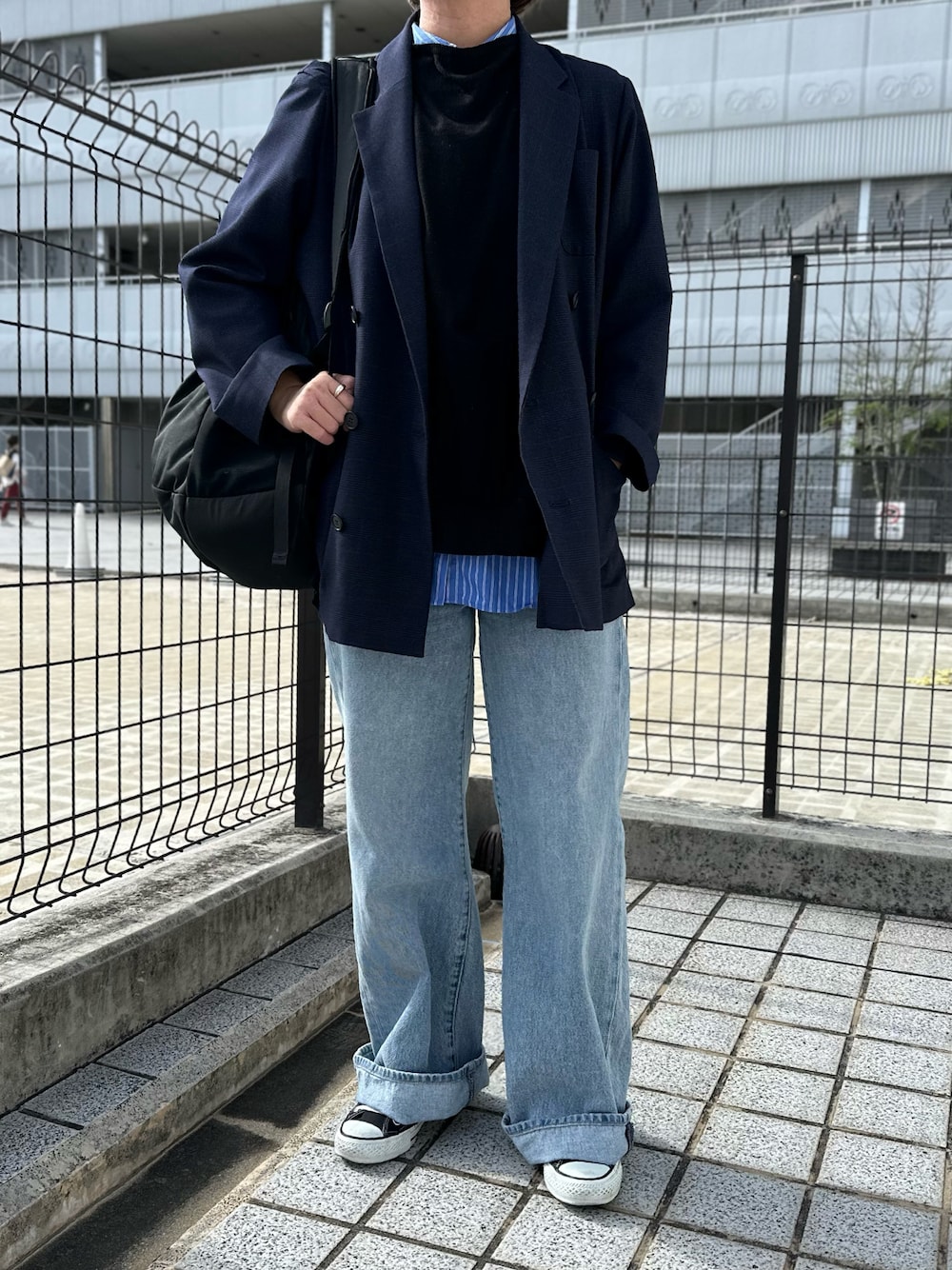 「秋冬、ジャケット、ダブルジャケット、ベスト×シャツ、ストライプシャツ、ロールアップデニム、コンバース、リュックスタイル、きれいめカジュアル、デニム、大人カジュアル、モノトーン、ジャケットスタイル、ベスト、30代コーデ」｜「MidiUmiのMidiUmi T/Rダブルジャケット（チェック)（その他アウター、ブルー系）」を使った、osushikkoさん（レディース・154cm）の秋コーディネートの1枚目の写真