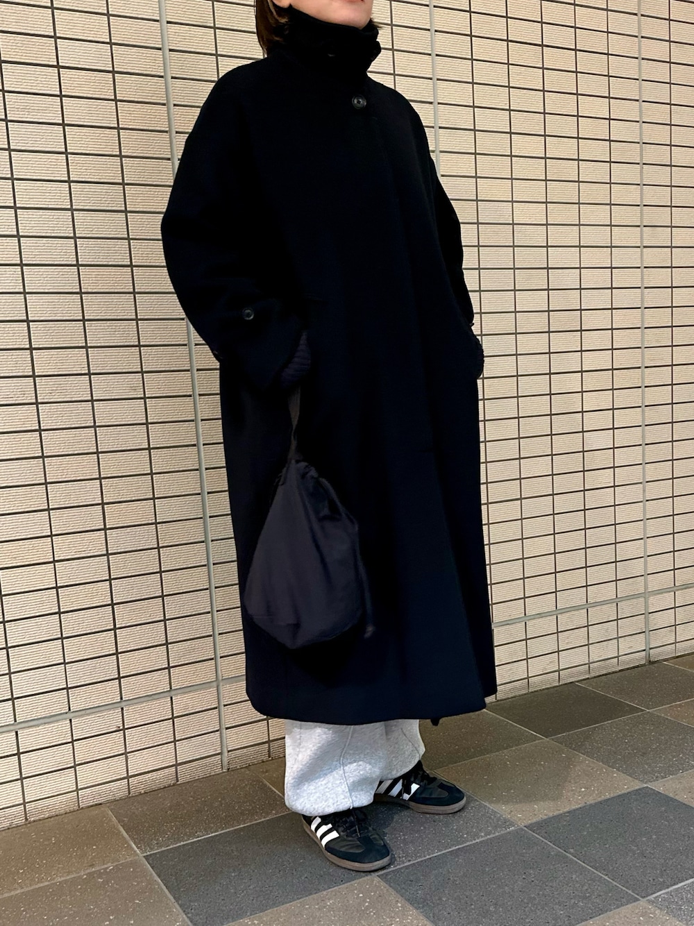 「カジュアルスタイル、大人かわいい、シンプルコーデ、ラフコーデ、GU、スウェットパンツ、ポップコーンニット、かぐれ、楽チンコーデ、samba、ロングコート、巾着バッグ、サンバ、MidiUmi」｜「GUのアイテム（スウェットパンツ、グレー系）」を使った、osushikkoさん（レディース・154cm）の冬コーディネートの1枚目の写真