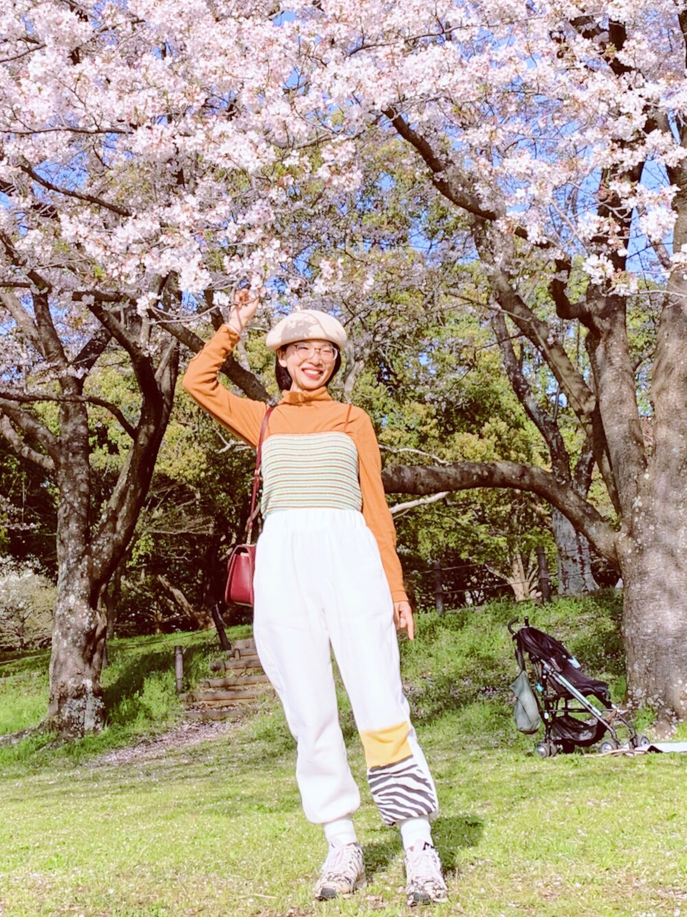 「春服、ラクチンコーデ、オトナカジュアル、休日スタイル、パンツスタイル、きれいめカジュアル、カジュアル、デニム、春服みてみて、春アウター、スニーカーコーデ、オトナ女子、モノトーンコーデ、ワンピース、低身長女子」｜「UNIQLOのアイテム（その他トップス、オレンジ系）」を使った、rice2022さん（レディース・153cm）の春コーディネートの1枚目の写真