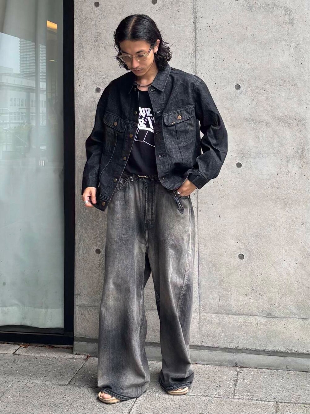 ブラック系のデニムジャケットを着用したメンズの夏コーディネートの1枚目の写真