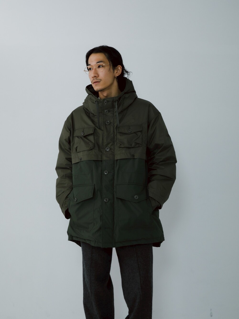 ブルー系のその他アウター、グレー系のその他パンツを着用したメンズの秋コーディネートの1枚目の写真