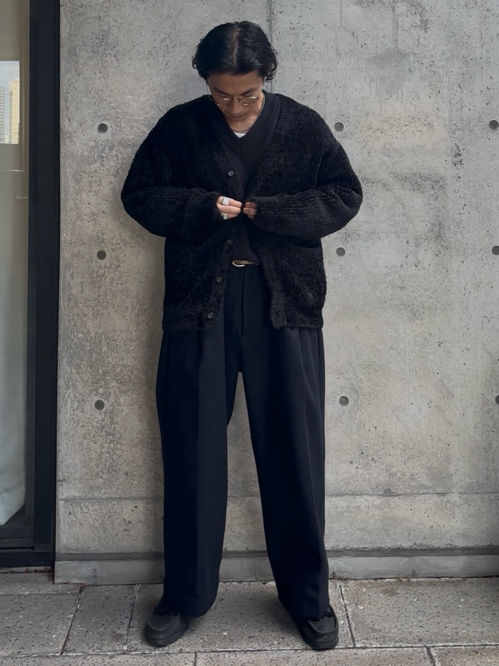ブラック系のカーディガン/ボレロを着用したメンズの秋コーディネートの1枚目の写真