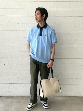 A LACOSTE ラゾーナ川崎プラザ店 employee takada is wearing LACOSTE "ヘリテージキャンバス プリントフロントトートバッグ"