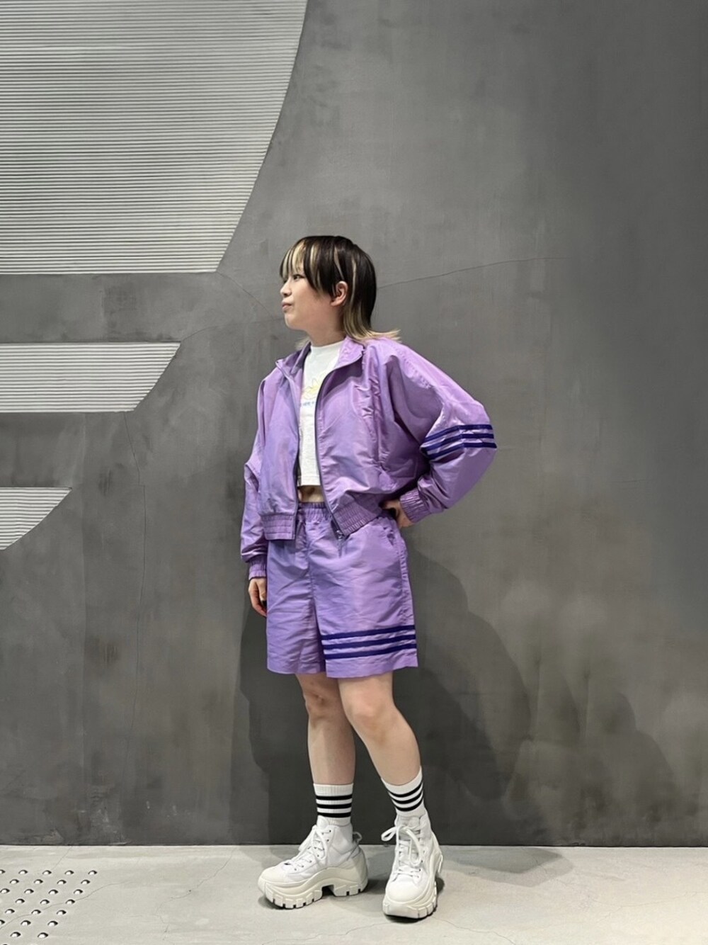 「セットアップ、レディース、パンツ、オリジナルス、スニーカー、ジャケット、アディカラー」｜「adidasのアディカラー Neuclassics ショーツ / ハーフパンツ / アディダスオリジナルス adidas Originals（その他パンツ、パープル系）」を使った、MRさん（レディース・153cm）の春コーディネートの1枚目の写真