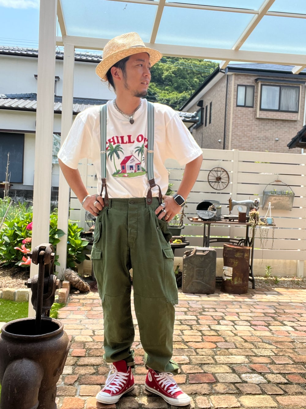 「麦わら帽子、アニメT、ドラゴンボール、コンバース、オールスター100周年、休日スタイル、ミリタリー、サスペンダー、休日コーデ、シャツ好き集まれ、初夏コーデ、シルバーアクセサリー、Tシャツコーデ、カーゴパンツ、プチプラ」｜「CONVERSEのコンバース　100周年モデル（スニーカー、レッド系）」を使った、keikei1192さん（メンズ・168cm）の夏コーディネートの1枚目の写真