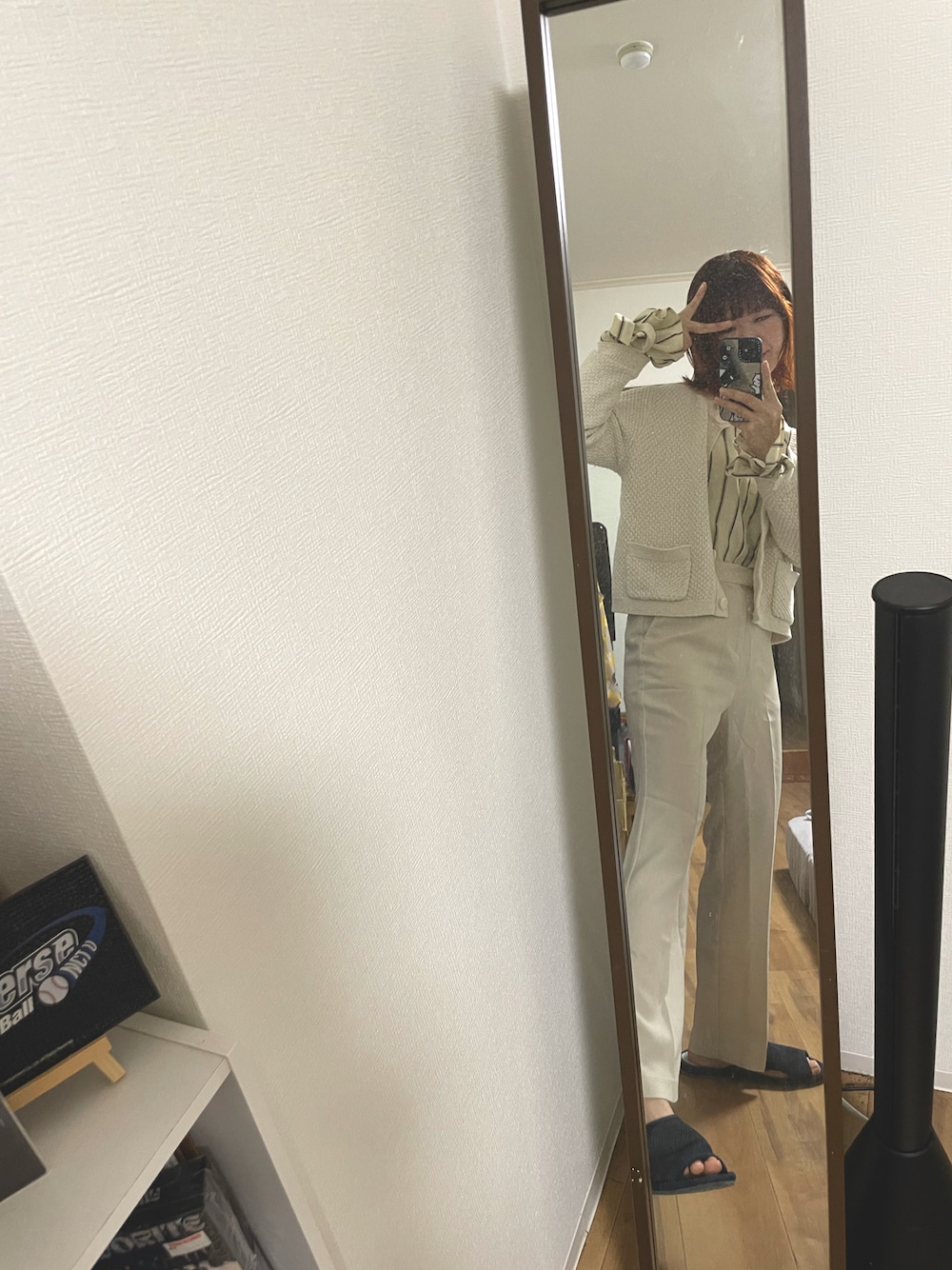 「シンプルコーデ、春、シンプル、ootd、シャツスタイル、UNIQLO、カーディガン、春コーデ、ベージュ、ホワイト、ワイドパンツ」｜「UNIQLOのアイテム（カーディガン/ボレロ、ホワイト系）」を使った、whoowhoooさん（レディース・163cm）の春コーディネートの1枚目の写真