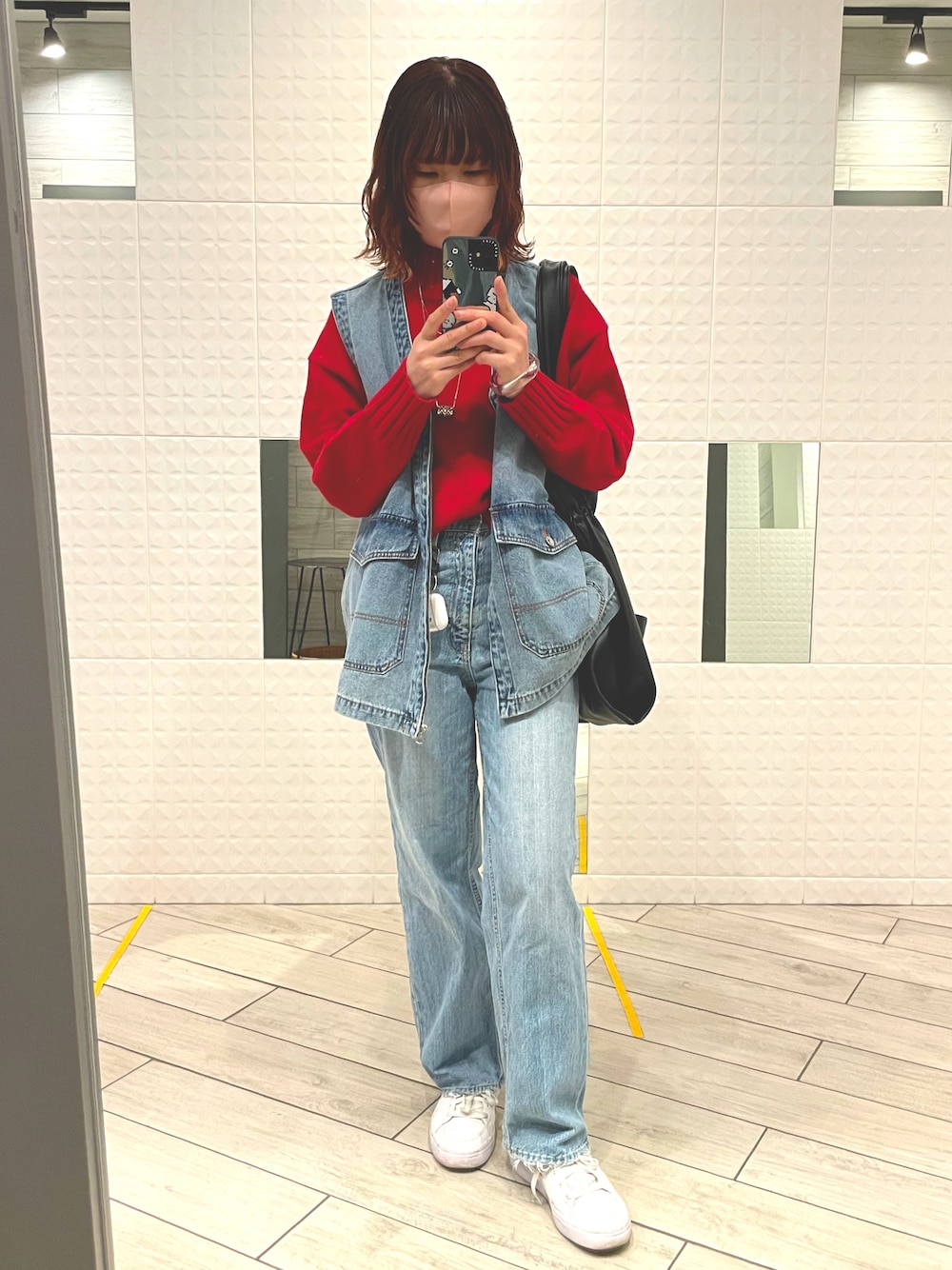 「シンプルコーデ、春、パンツスタイル、シンプル、はるコーデ、オーバーサイズ、ラフ、ベスト、春コーデ」｜「AZUL by moussyのHIGH WAIST DENIM WIDE /ハイウエストデニムワイド（デニムパンツ、ブルー系）」を使った、whoowhoooさん（レディース・163cm）の春コーディネートの1枚目の写真