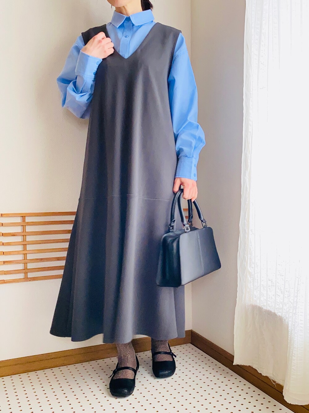 「大人カジュアル、プチプラ、今日のコーデ、ジャンパースカート、シャツスタイル、雨の日コーデ、フラットシューズ、ラメソックス、グレーコーデ、梅雨コーデ、ブルーシャツ、マーメイドスカート、マーメイドワンピース、アラフィフ、40代ファッション」｜「MODE KAORIの甲ストラップスクエアトゥパンプス（パンプス、ブラック系）」を使った、chocotohanaさん（レディース・161cm）の春コーディネートの1枚目の写真