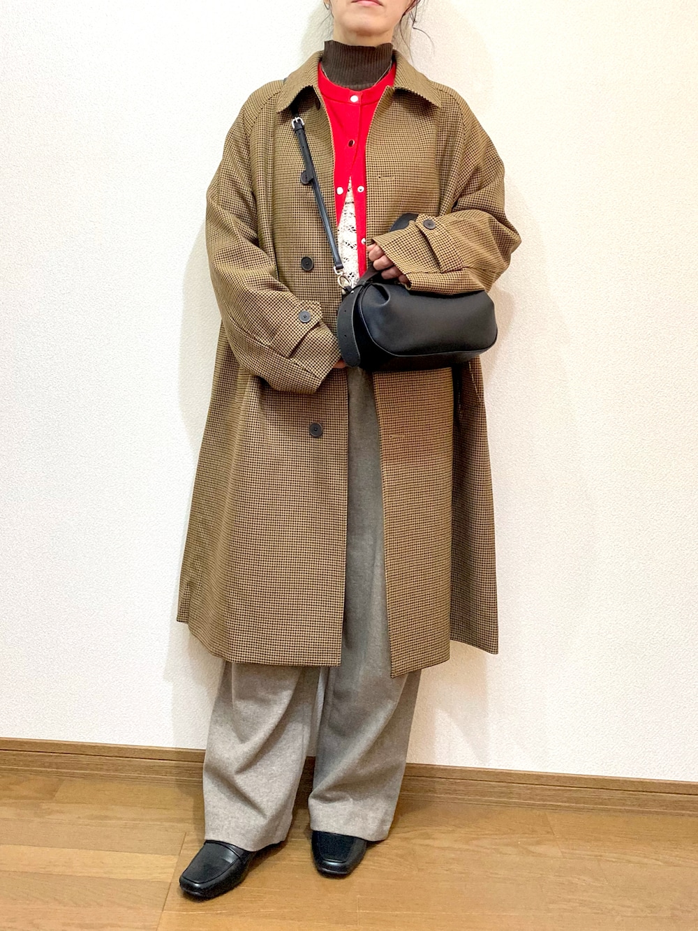 「冬アウター、お出かけコーデ、冬コーデ、メンズアイテム、プチプラ、ブラウンコーデ、オトナカジュアル、レイヤードスタイル、アラフィフ、50代ファッション、ショルダーバッグ、千鳥格子、バルマカーンコート、ローファー、赤」｜「wellegのアイテム（ローファー、ブラック系）」を使った、chocotohanaさん（レディース・161cm）の冬コーディネートの1枚目の写真