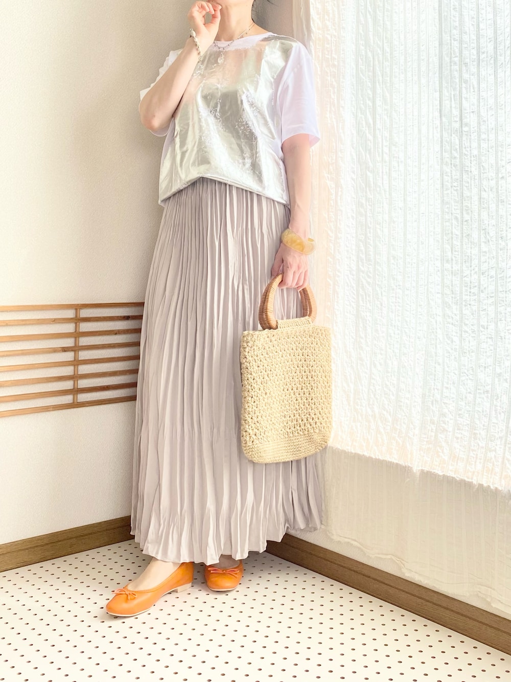 「みんなの白Tフェス、プチプラ、夏コーデ、きれいめカジュアル、大人カジュアル、Tシャツ、プリーツスカート、アラフィフ、40代ファッション、ハンドメイド、モード、シルバー、ZARA、タックイン、フラットシューズ」｜「ROPE' PICNICの【一部店舗限定】【WEB限定カラー:レッド】ソフトバレエシューズ（バレエシューズ、ブラック系）」を使った、chocotohanaさん（レディース・161cm）の夏コーディネートの1枚目の写真