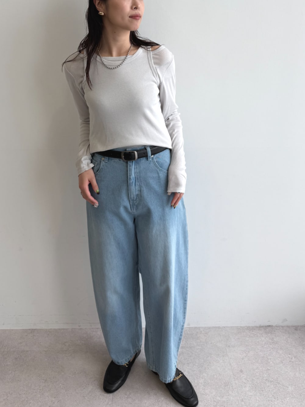 「for/cのカーブデニムパンツ【オーガニックコットン】（デニムパンツ、ブルー系）」を使った、for/cさん（レディース・163cm）の春コーディネートの1枚目の写真