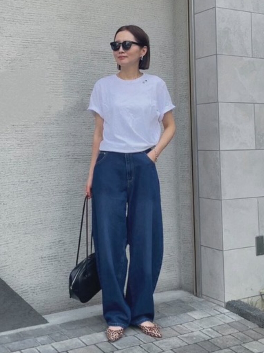「for/cの[新色追加]カーブデニムパンツ【オーガニックコットン】（デニムパンツ、ブルー系）」を使った、for/cさん（レディース・161cm）の夏コーディネートの1枚目の写真