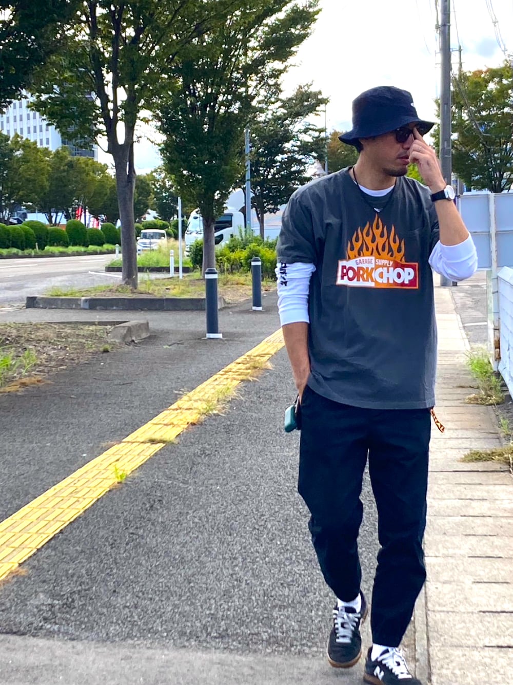 「レイヤードスタイル、夏コーデ、スニーカー、おしゃれさんと繋がりたい、大人カジュアル、カジュアルコーデ、高身長コーデ、バゲットハット、サングラス、帽子×メガネ、ワークパンツ、ラクチンコーデ、適当、シンプルコーデ、バイカースタイル」｜「CHALLENGERのアイテム（ハット、ブルー系）」を使った、take1301さん（メンズ・183cm）の夏コーディネートの1枚目の写真