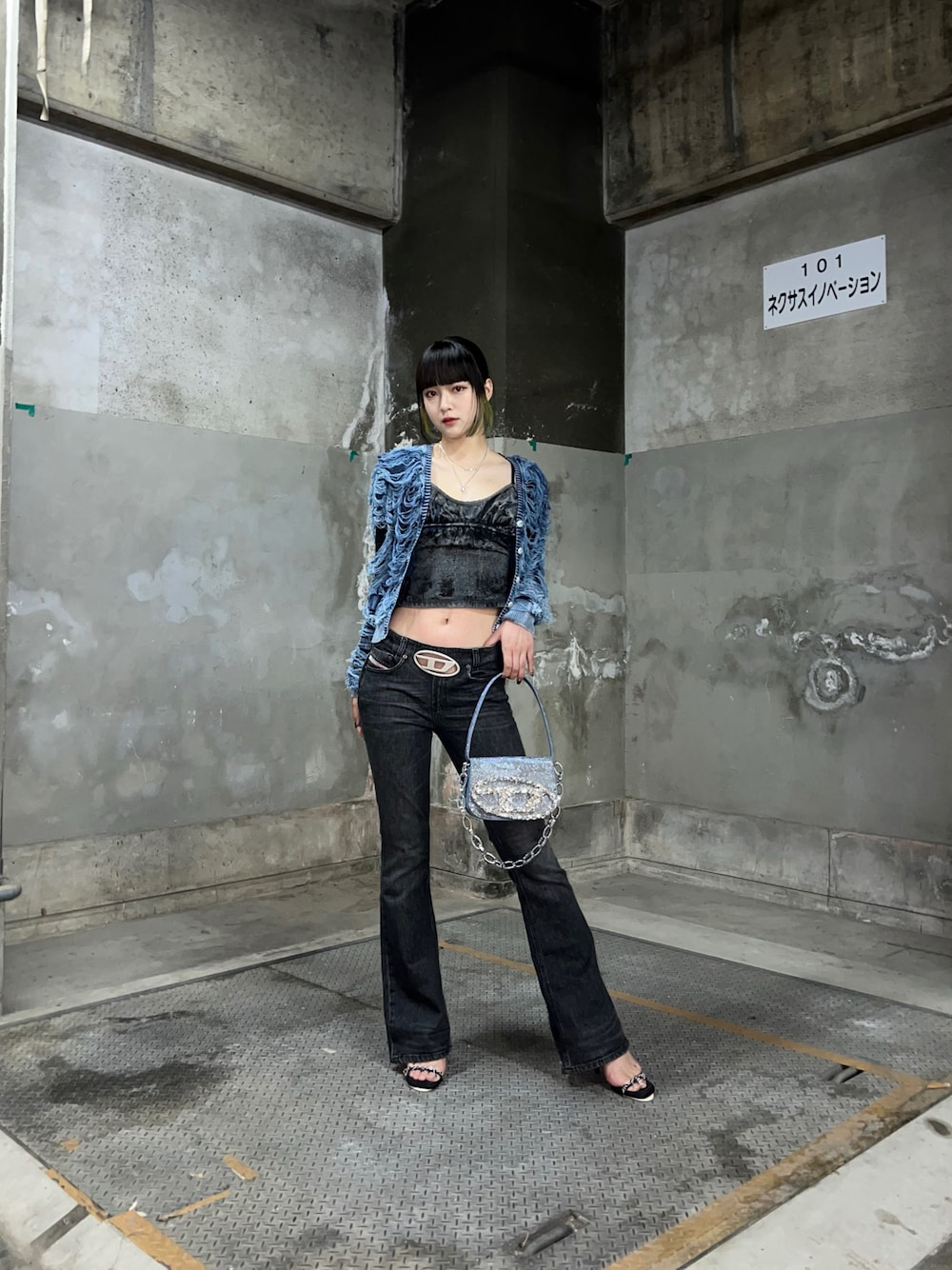 「梅雨コーデ、denim、デニム、Diesel、デニムトップス、カーディガン、1DR、ローライズ」｜「DIESELのアイテム（キャミソール、ブラック系）」を使った、hinataさん（メンズ・172cm）の夏コーディネートの1枚目の写真