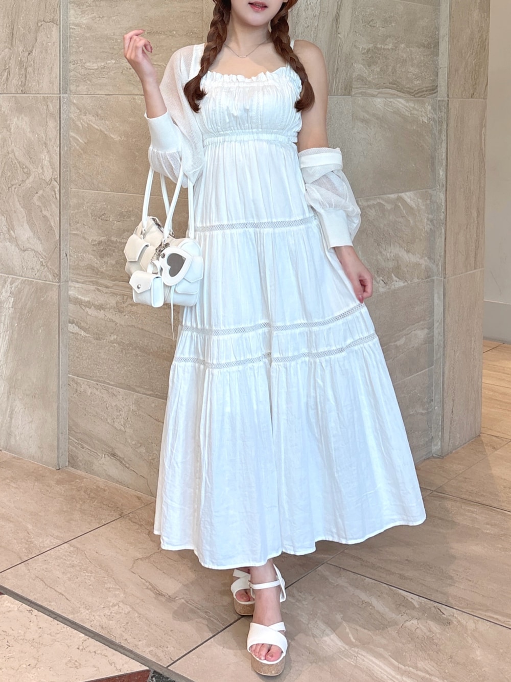 ホワイト系のワンピース、ホワイト系のカーディガン/ボレロ、ホワイト系のボストンバッグを着用したレディースの夏コーディネートの1枚目の写真