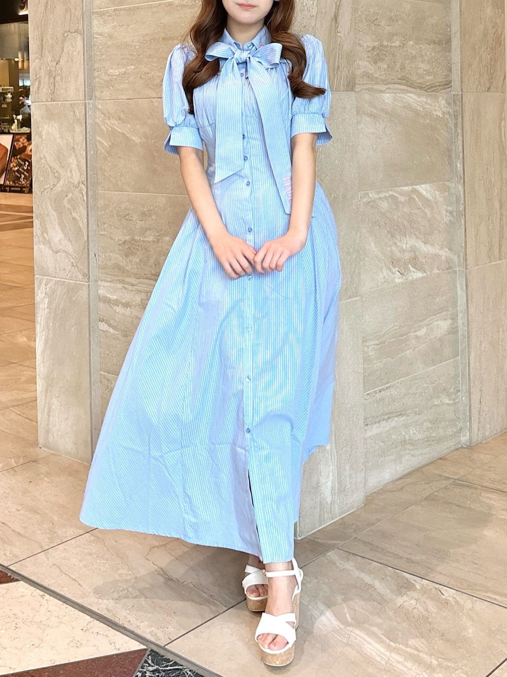 ブルー系のワンピース、ホワイト系のサンダルを着用したレディースの夏コーディネートの1枚目の写真