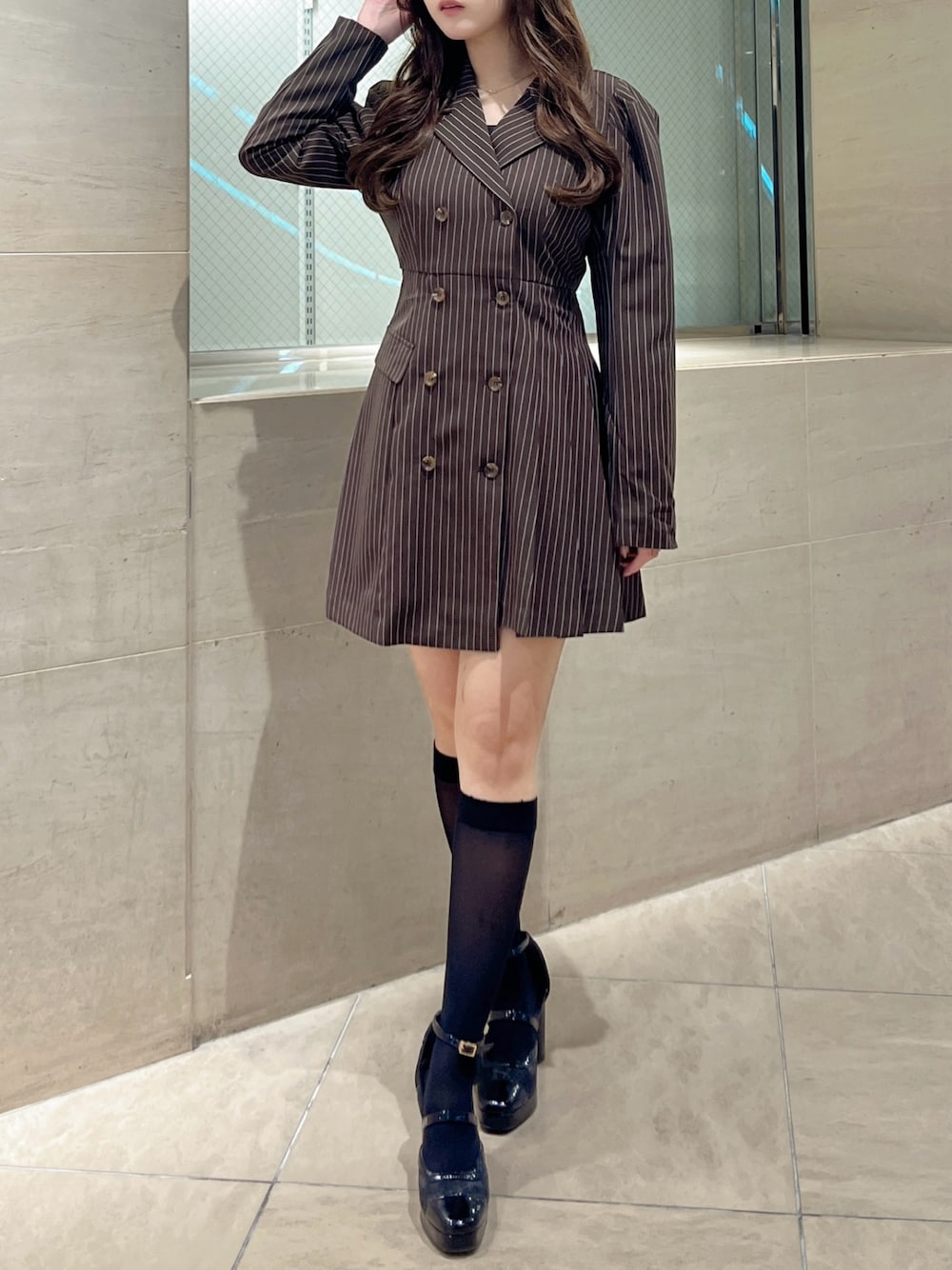 ブラック系のパンプス、ブラウン系のワンピースを着用したレディースの秋コーディネートの1枚目の写真