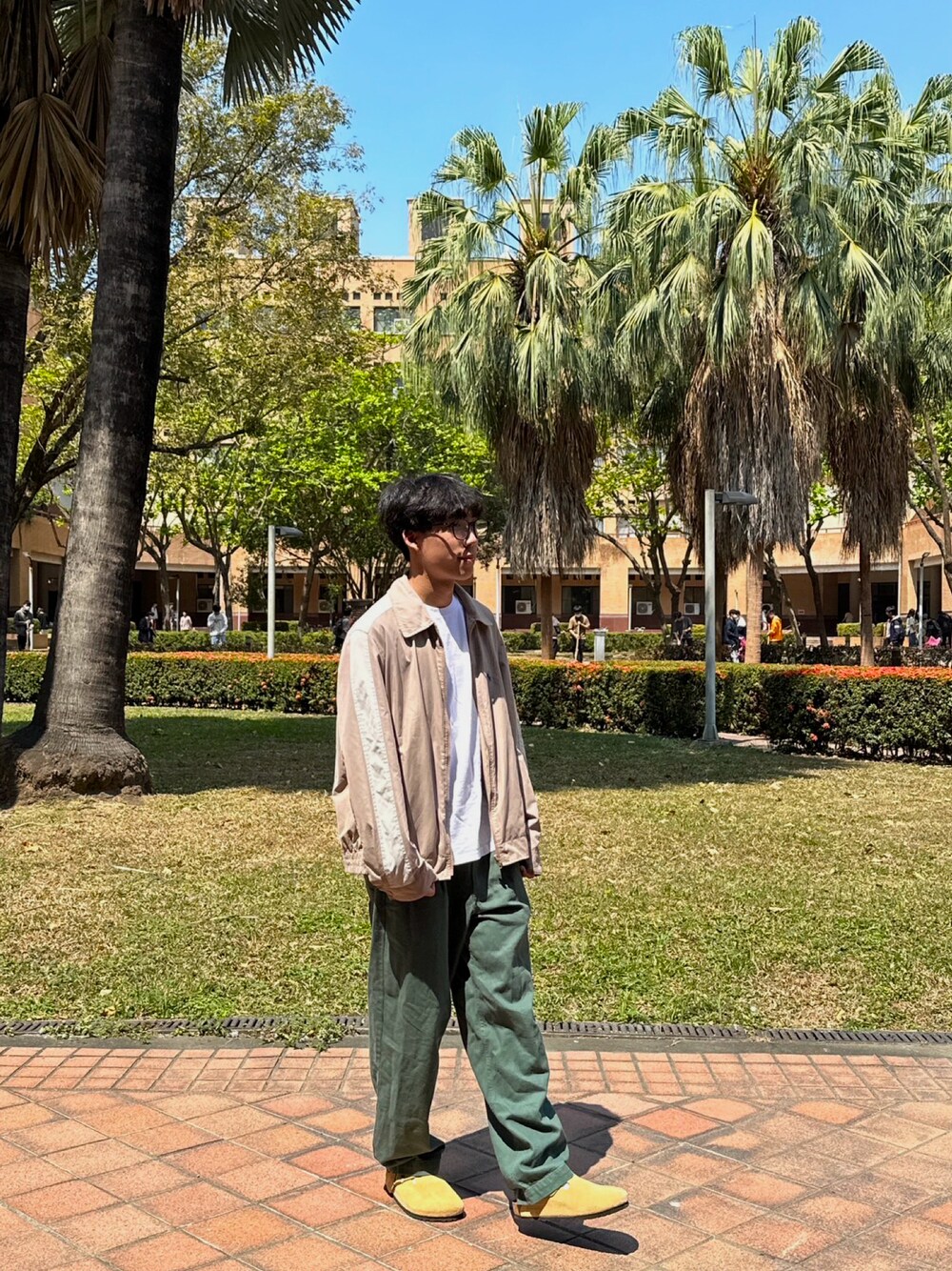 「UNIQLOのアイテム（チノパンツ、グリーン系）」を使った、ishiroさん（メンズ・168cm）の春コーディネートの1枚目の写真