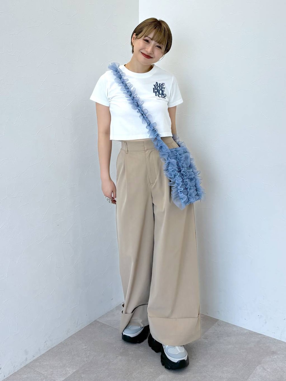 「体型カバー、きれいめ、ゆったり、休日コーデ、楽ちんコーデ、メンズライク、ストリート、カジュアル、PAGEBOY、骨格ウェーブ_PAGEBOY、イエベ春_PAGEBOY、アクティブキュート_PAGEBOY、Tシャツ、パンツ、厚底シューズ」｜「Anuiの【UNISEX/3サイズ展開】パズルロゴTシャツ（Tシャツ/カットソー、ホワイト系）」を使った、moeさん（レディース・158cm）の夏コーディネートの1枚目の写真