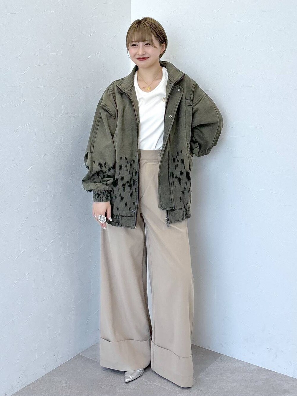 「体型カバー、きれいめ、ゆったり、休日コーデ、楽ちんコーデ、メンズライク、ストリート、カジュアル、PAGEBOY、骨格ウェーブ_PAGEBOY、イエベ春_PAGEBOY、アクティブキュート_PAGEBOY、パンツ、スタッフヘア、スラックス」｜「PAGEBOYのスタッズベルトミュール（パンプス、シルバー系）」を使った、moeさん（レディース・158cm）の夏コーディネートの1枚目の写真