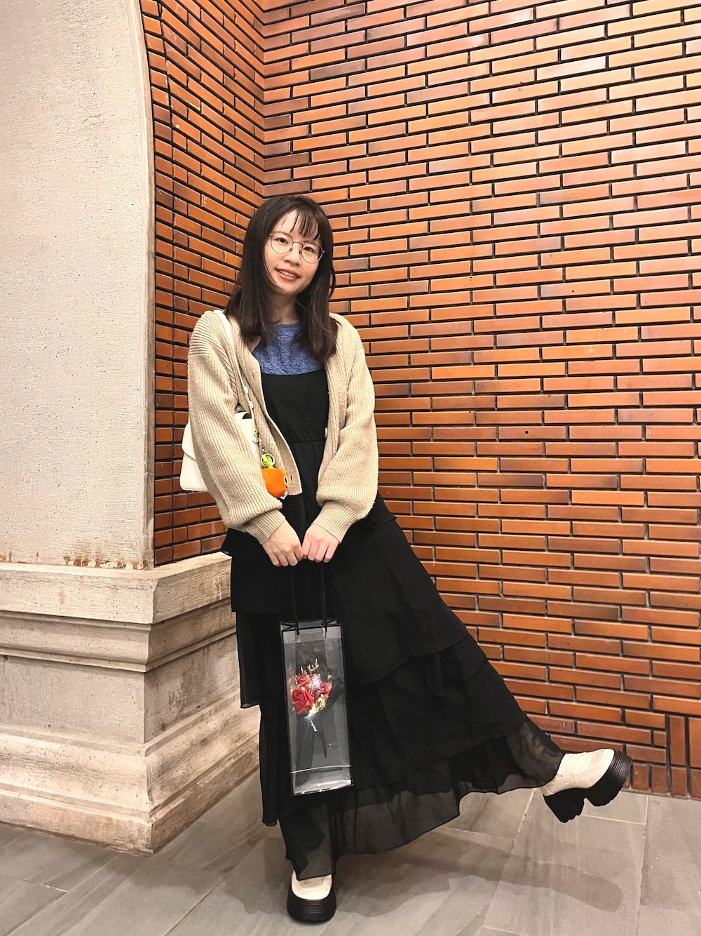 ブルー系のTシャツ/カットソー、ブラック系のワンピース、ベージュ系のトップスを着用したレディースの冬コーディネートの1枚目の写真