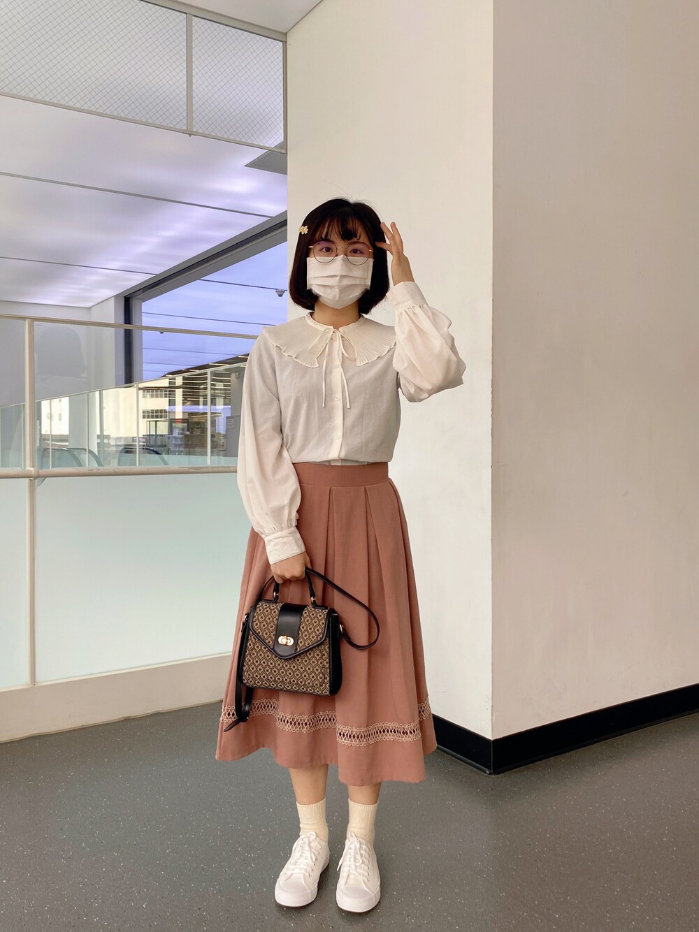 「フリル、ピンク、オレンジ、休日コーデ、カジュアル、白スニーカー、着回しコーデ、フリルブラウス、オトナカワイイ、大人カジュアル、オトナカジュアル、プリーツスカート、おしゃれさんと繋がりたい、お洒落さんとつながりたい、いいね、save、フォローお願いします🤑」｜「GUのアイテム（トップス、ホワイト系）」を使った、シシ🌼さん（レディース・153cm）の春コーディネートの1枚目の写真