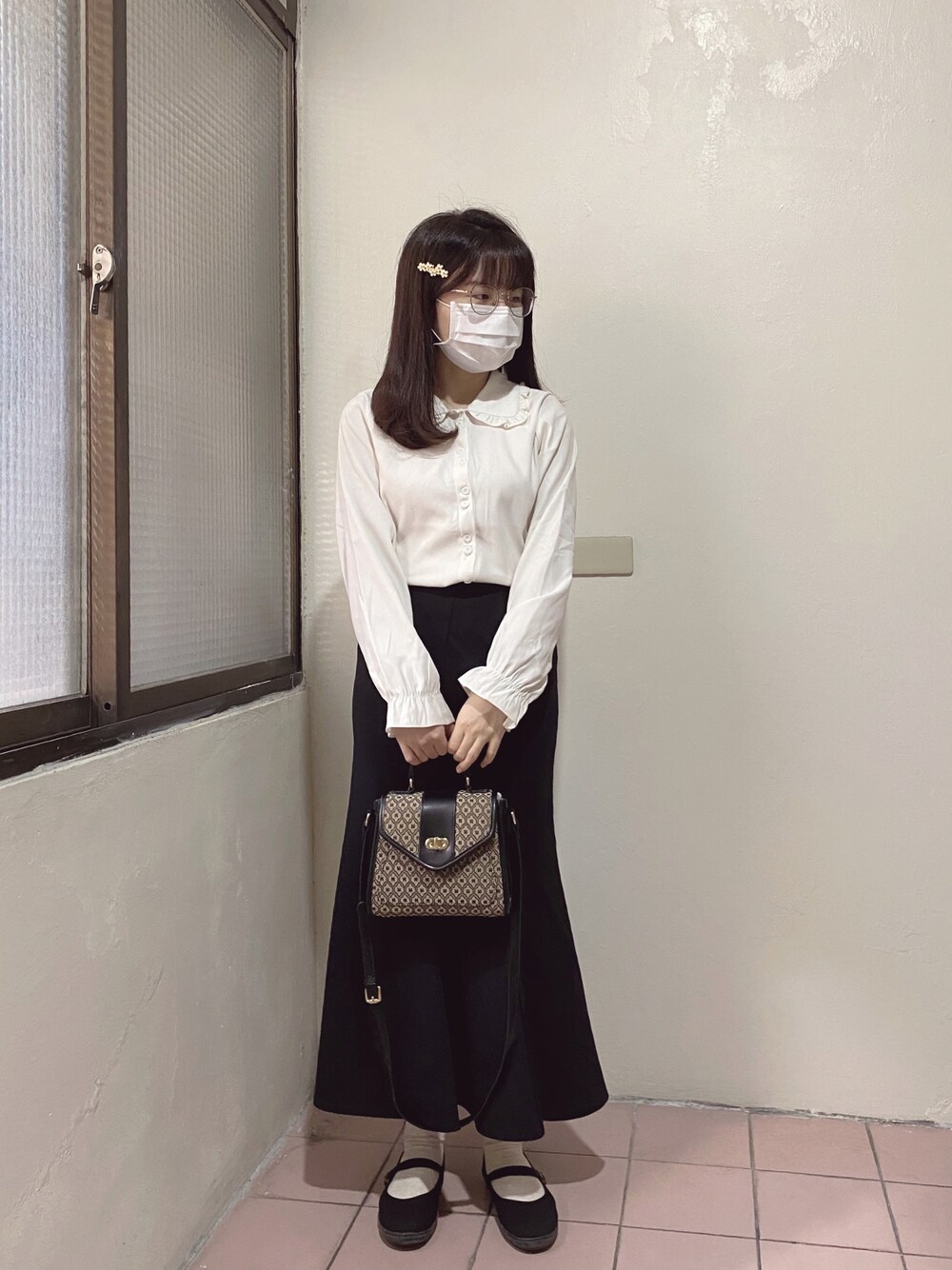 「秋冬コーデ、ゆるコーデ、シンプルコーデ、お出かけコーデ、マーメイド、マーメイドスカート、シャツスタイル、大人コーデ、大人ガーリー、オトナ女子、オトナカワイイ、オトナカジュアル、おしゃれさんと繋がりたい、お洒落さんとつながりたい、いいね、save、フォローお願いします🤑」｜「GUのアイテム（スカート、ブラック系）」を使った、シシ🌼さん（レディース・153cm）の冬コーディネートの1枚目の写真