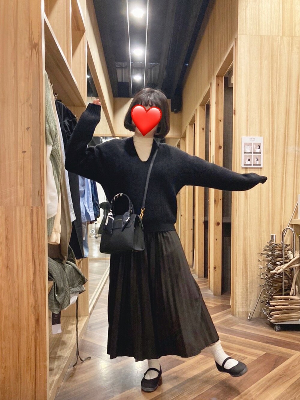 「ブラック、ブラックコーデ、シンプルスタイル、プリーツスカート、プリーツ、オトナ女子、スウェット、ニット、ootd、大人カジュアル、カジュアルコーデ、オトナカジュアル、おしゃれさんと繋がりたい、お洒落さんとつながりたい、いいね、save、フォローお願いします🤑」｜「no brandのアイテム（スカート、ブラウン系）」を使った、シシ🌼さん（レディース・153cm）の春コーディネートの1枚目の写真