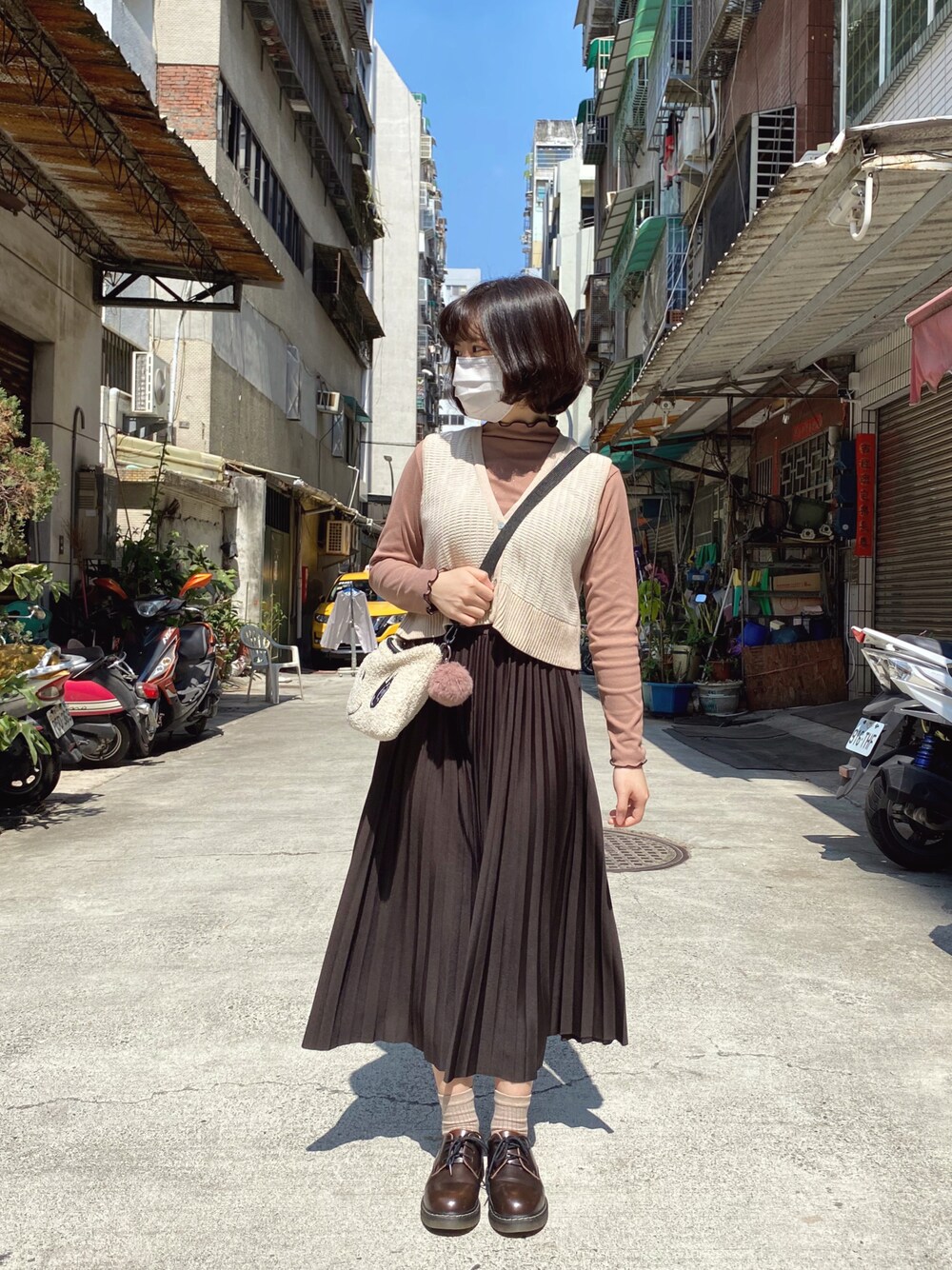 「着回しコーデ、オトナ女子、大人ガーリー、大人かわいい、大人カジュアル、シンプルコーデ、ベスト、ブラウン、プリーツ、プリーツスカート、カジュアルコーデ、きれいめカジュアル、お洒落さんとつながりたい、おしゃれさんと繋がりたい、いいね、save、フォローお願いします🤑」｜「no brandのアイテム（シューズ、ブラウン系）」を使った、シシ🌼さん（レディース・153cm）の夏コーディネートの1枚目の写真